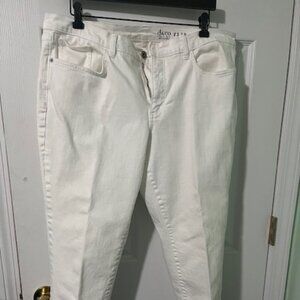 D & Co. White Capri Jeans w/cuffs
